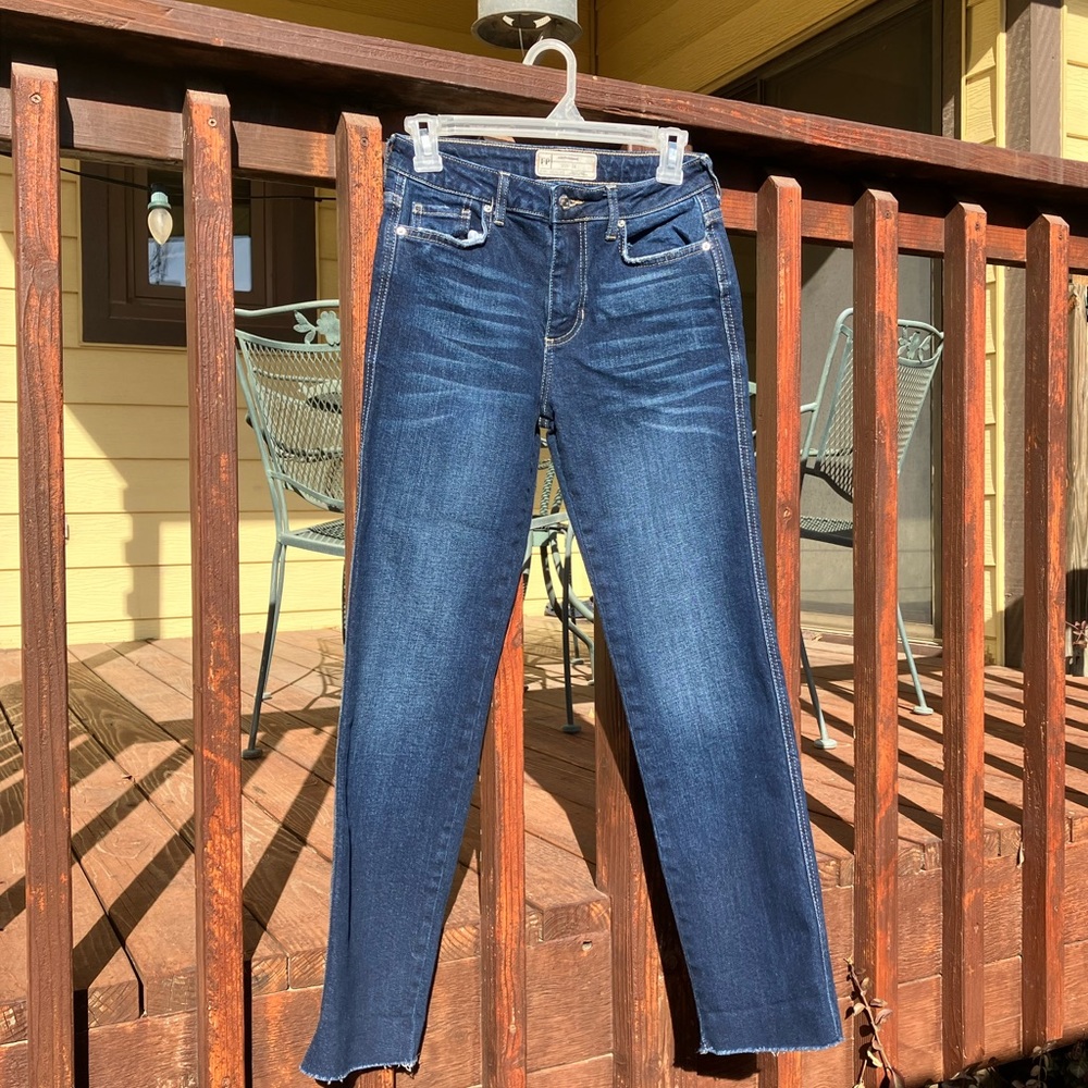 Free people jeans waist 24” length 27 1/4”. Frayed hem straight leg.